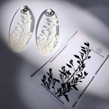 Cargar imagen en el visor de la galería, Maxi Aretes Ovalados Translúcidos Hojas Blancas