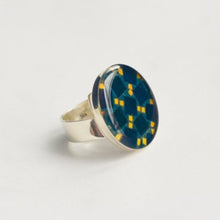 Cargar imagen en el visor de la galería, Anillo Ajustable en plata con fotografía de Azulejos Azul y Amarillo