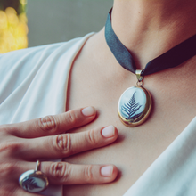 Cargar imagen en el visor de la galería, Jewelry set : Collar, anillo y dije de Concha de Nácar con fotografía de Hojas de Helecho