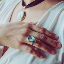Cargar imagen en el visor de la galería, Jewelry set : Collar, anillo y dije de Concha de Nácar con fotografía de Hojas de Helecho