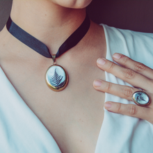 Cargar imagen en el visor de la galería, Jewelry set : Collar, anillo y dije de Concha de Nácar con fotografía de Hojas de Helecho