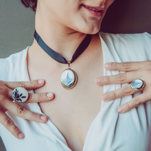 Cargar imagen en el visor de la galería, Jewelry set : Collar, anillo y dije de Concha de Nácar con fotografía de Hojas de Helecho