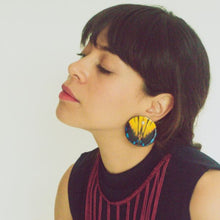 Cargar imagen en el visor de la galería, Maxi Aretes Redondos Amarillos Mariposa Swallowtail