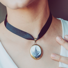 Cargar imagen en el visor de la galería, Jewelry set : Collar, anillo y dije de Concha de Nácar con fotografía de Hojas de Helecho