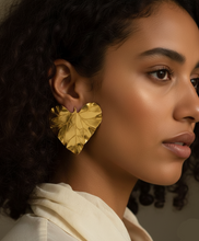 Cargar imagen en el visor de la galería, Aretes de corazón inspirados en la Aristolochia | Joyería botánica hecha a mano