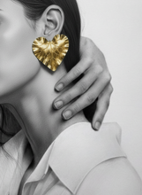 Cargar imagen en el visor de la galería, Aretes de corazón inspirados en la Aristolochia | Joyería botánica hecha a mano