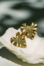 Cargar imagen en el visor de la galería, Aretes de corazón inspirados en la Aristolochia | Joyería botánica hecha a mano