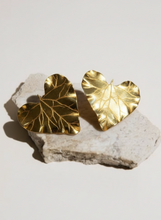 Cargar imagen en el visor de la galería, Aretes de corazón inspirados en la Aristolochia | Joyería botánica hecha a mano