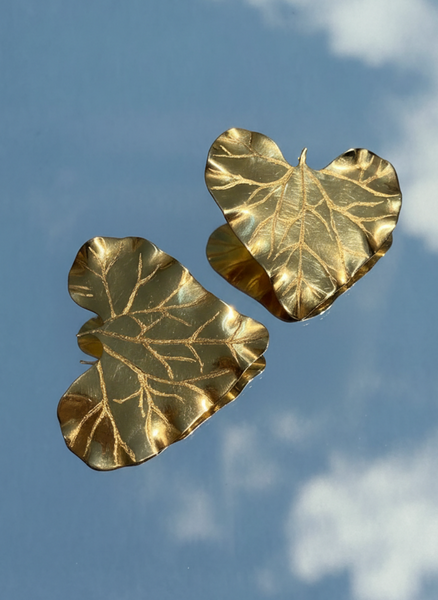 Aretes de corazón inspirados en la Aristolochia | Joyería botánica hecha a mano