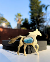 Cargar imagen en el visor de la galería, Broche Caballo con Fotografía del Mar · Fuerza que Recuerda