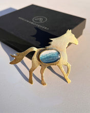 Cargar imagen en el visor de la galería, Broche Caballo con Fotografía del Mar · Fuerza que Recuerda