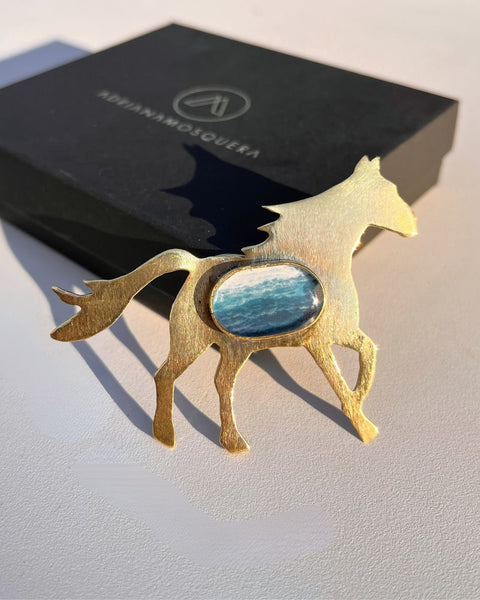 Broche Caballo con Fotografía del Mar · Fuerza que Recuerda