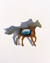 Cargar imagen en el visor de la galería, Broche Caballo con Fotografía del Mar · Fuerza que Recuerda
