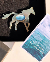 Cargar imagen en el visor de la galería, Broche Caballo con Fotografía del Mar · Fuerza que Recuerda