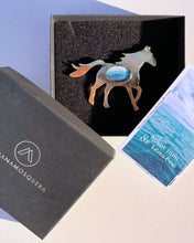 Cargar imagen en el visor de la galería, Broche Caballo con Fotografía del Mar · Fuerza que Recuerda