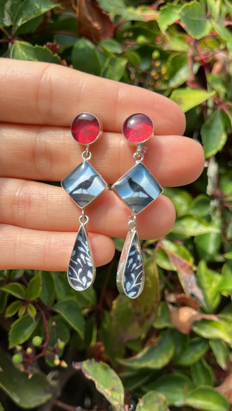 Aretes Largos Geométricos en Plata con Flor de Cayena y Zanate — Amuleto del vuelo y el fuego