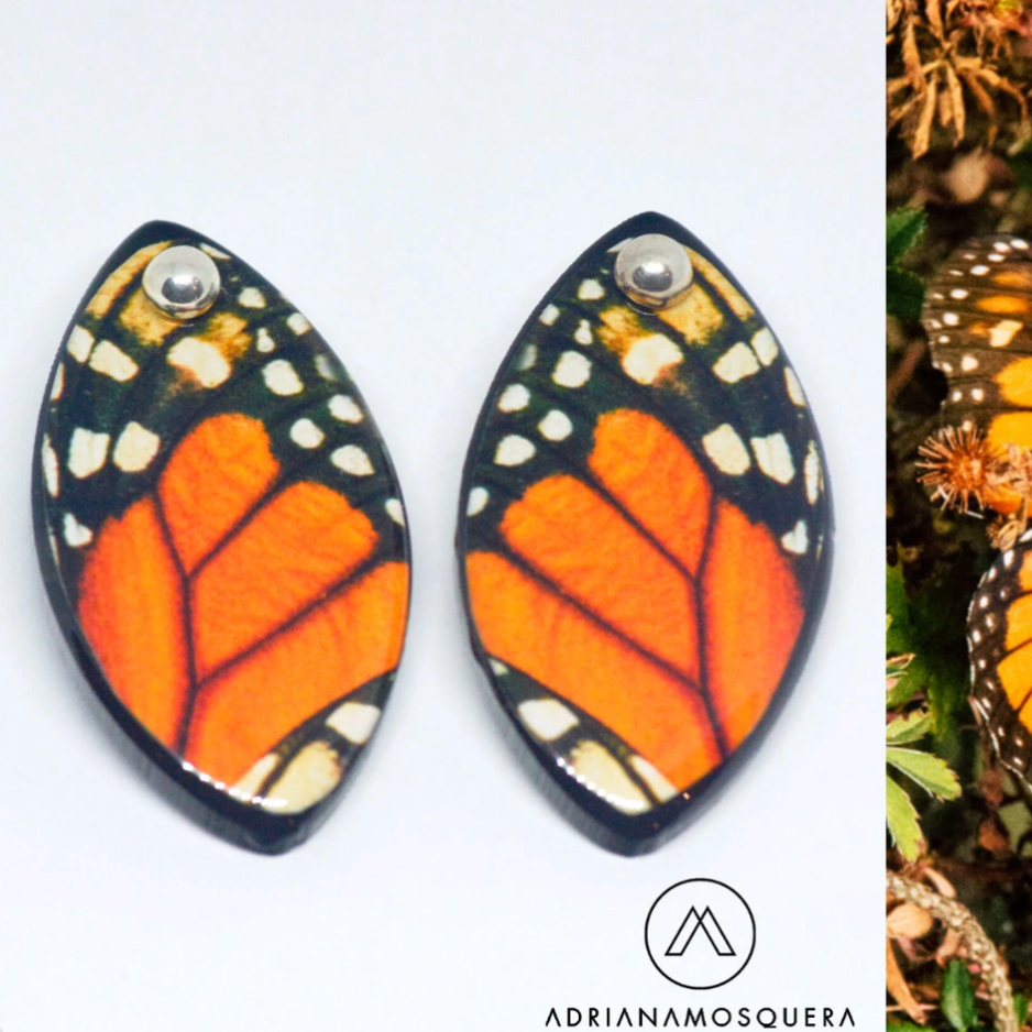 Aretes Ovalados de Acrílico con Mariposa Monarca