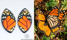 Cargar imagen en el visor de la galería, Aretes Ovalados de Acrílico con Mariposa Monarca
