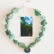 Cargar imagen en el visor de la galería, Collar Susurros del Bosque - Venturina verde y luciérnagas.