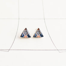 Cargar imagen en el visor de la galería, Mini Aretes triangulares talevera centro