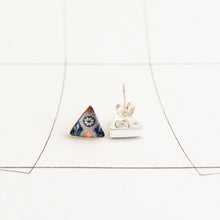 Cargar imagen en el visor de la galería, Mini Aretes triangulares  talevera centro